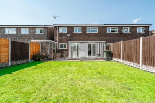 trädgård, Modern 4 bedroom home ideal for Contractors, Groups and families ,FREE parking for multiple vehicle' in Oldbury trädgård, Modern 4 bedroom home ideal for Contractors, Groups and families ,FREE parking for multiple vehicle' in Oldbury