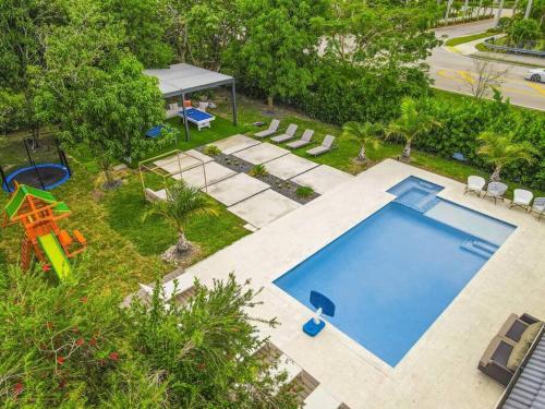 Swimming pool, Private Villa Pool Spa Games-Beach L27 in Cutler Bay Swimming pool, Private Villa Pool Spa Games-Beach L27 in Cutler Bay