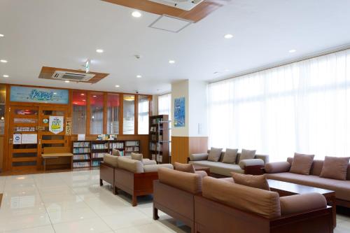 Лобби, Hotel Peace Island Miyakojima Shiyakusho Tori in Миякодзима Лобби, Hotel Peace Island Miyakojima Shiyakusho Tori in Миякодзима