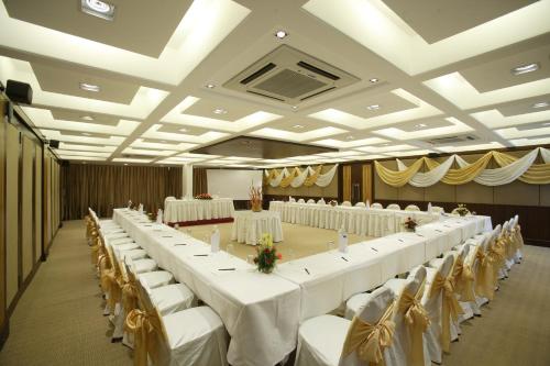 Business center, Express Towers Hotel in Vadodara Business center, Express Towers Hotel in Vadodara