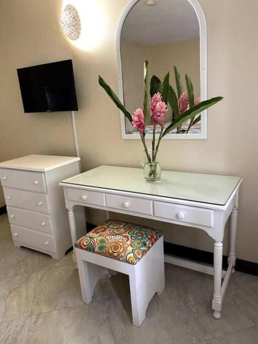Lush Tropical apartment located in a 4-star resort in Runaway Bay Lush Tropical apartment located in a 4-star resort in Runaway Bay