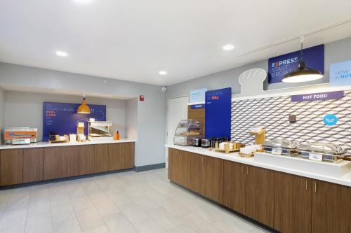 Food and beverages, Holiday Inn Express & Suites Phoenix – Tempe By IHG in Tempe North ASU Food and beverages, Holiday Inn Express & Suites Phoenix – Tempe By IHG in Tempe North ASU
