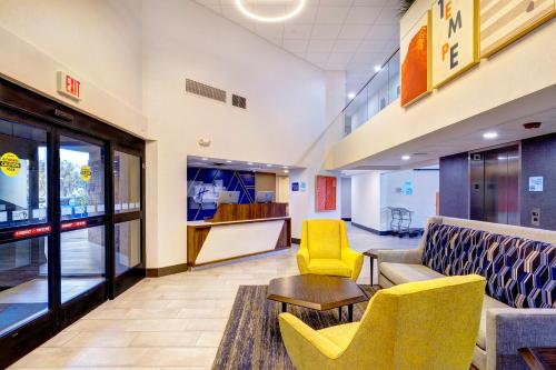Lobby, Holiday Inn Express & Suites Phoenix – Tempe By IHG in Tempe North ASU Lobby, Holiday Inn Express & Suites Phoenix – Tempe By IHG in Tempe North ASU