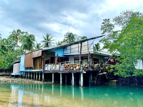 Baan Chan Lay Koh Chang in Salak Phet Bay Baan Chan Lay Koh Chang in Salak Phet Bay