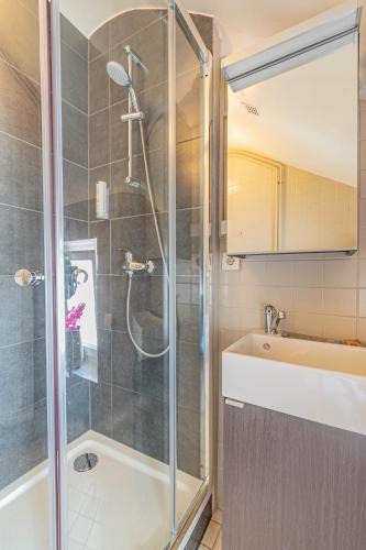 Salle de bain, Hôtel Le Petit Poète (Hotel Le Petit Poete) in Echternach Salle de bain, Hôtel Le Petit Poète (Hotel Le Petit Poete) in Echternach