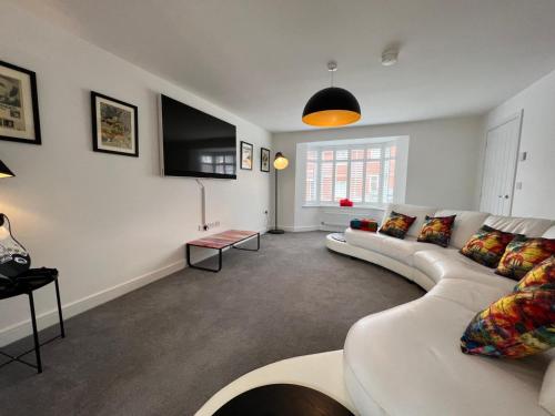 Spacious & Stylish 4-Bed House with Hot Tub in Prime Location in Nursling and Rownhams Spacious & Stylish 4-Bed House with Hot Tub in Prime Location in Nursling and Rownhams