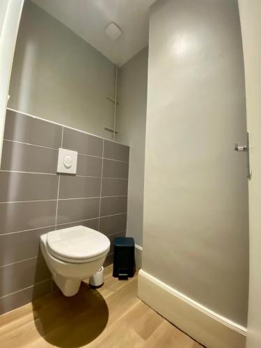 Baño, Grand appartement de caractere au coeur de ville in Moulins Baño, Grand appartement de caractere au coeur de ville in Moulins