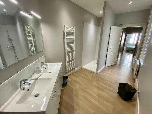 Baño, Grand appartement de caractere au coeur de ville in Moulins Baño, Grand appartement de caractere au coeur de ville in Moulins