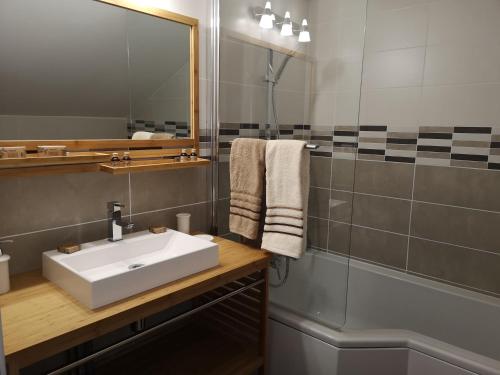 Bathroom, chambres d'hotes a la claire fontaine in Savignac-les-Eglises Bathroom, chambres d'hotes a la claire fontaine in Savignac-les-Eglises