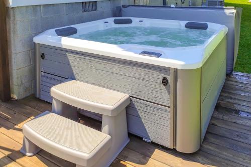 Dog-Friendly Fayetteville Home with Hot Tub! in Фейетвилл Dog-Friendly Fayetteville Home with Hot Tub! in Фейетвилл