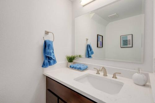 화장실, Stylish house sleeps 10-14 w gameRm&BBQ near DFW in 플라워 마운드 화장실, Stylish house sleeps 10-14 w gameRm&BBQ near DFW in 플라워 마운드