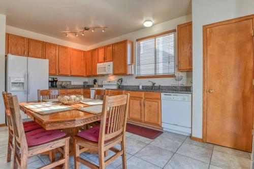 Facilities, Family Escape 5 Min to AirForce Academy Mtn Views in Gleneagle (CO) Facilities, Family Escape 5 Min to AirForce Academy Mtn Views in Gleneagle (CO)