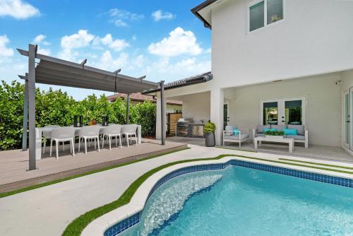 Swimming pool, Incredible house in miami+5 bedroom+heated pool+16 in Country Walk Swimming pool, Incredible house in miami+5 bedroom+heated pool+16 in Country Walk