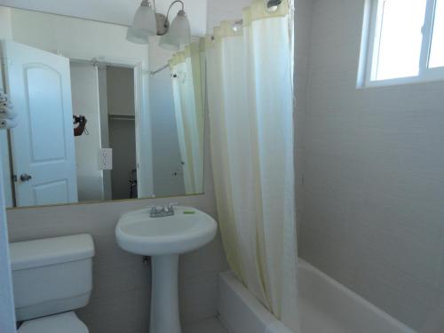Bathroom, Travel Inn in Burbank Bathroom, Travel Inn in Burbank