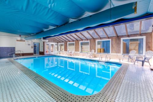 Swimming pool, Surfland Hotel in Lincoln City (OR) Swimming pool, Surfland Hotel in Lincoln City (OR)