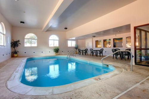 泳池, 聖路易斯聖查爾斯美洲最佳價值套房酒店 (Americas Best Value Inn & Suites St. Louis, St. Charles Inn) in 密蘇里州聖查爾斯 (MO) 泳池, 聖路易斯聖查爾斯美洲最佳價值套房酒店 (Americas Best Value Inn & Suites St. Louis, St. Charles Inn) in 密蘇里州聖查爾斯 (MO)