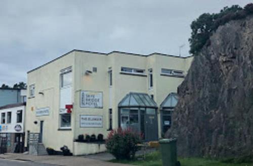 Vista exterior, The Skye Bridge Hotel in Kyle of Lochalsh Vista exterior, The Skye Bridge Hotel in Kyle of Lochalsh