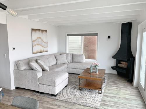 Luxury Beachfront Condo - Endless Views - Surf 1 in Huntington Beach (CA) Luxury Beachfront Condo - Endless Views - Surf 1 in Huntington Beach (CA)