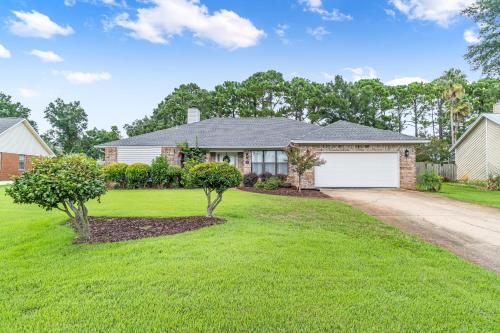 Outdoor Oasis by Beaches in Gulf Breeze (FL) Outdoor Oasis by Beaches in Gulf Breeze (FL)
