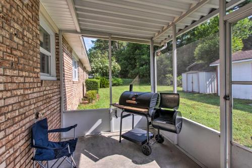 Cozy Waycross House with Yard and Screened Patio! in Waycross Cozy Waycross House with Yard and Screened Patio! in Waycross