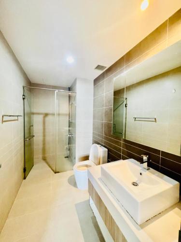 Łazienka, Sunrise City 1 phòng ngủ view hồ bơi (Sunrise City 1 phong ngu view ho boi) in Phuoc Kien Łazienka, Sunrise City 1 phòng ngủ view hồ bơi (Sunrise City 1 phong ngu view ho boi) in Phuoc Kien