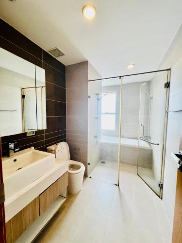 Łazienka, Sunrise City 1 phòng ngủ view hồ bơi (Sunrise City 1 phong ngu view ho boi) in Phuoc Kien Łazienka, Sunrise City 1 phòng ngủ view hồ bơi (Sunrise City 1 phong ngu view ho boi) in Phuoc Kien