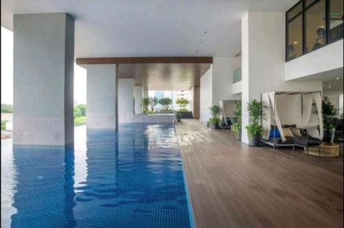 Swimming pool, KL Sentral Serviced Apartment - The Establishment KL Sentral by Loop Suites near Anjappar Indian Chettinad Restaurant Swimming pool, KL Sentral Serviced Apartment - The Establishment KL Sentral by Loop Suites near Anjappar Indian Chettinad Restaurant
