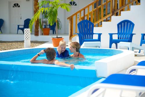 Piscina, Cosmopolitan Guesthouse in Dangriga Piscina, Cosmopolitan Guesthouse in Dangriga
