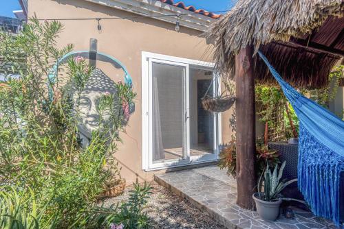 Entrada, Lama y Solo Unique private room walking distance to the Beach in Noord Entrada, Lama y Solo Unique private room walking distance to the Beach in Noord