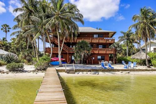Exterior view, Bokeelia BeachHouse RedFish in Bokeelia (FL) Exterior view, Bokeelia BeachHouse RedFish in Bokeelia (FL)