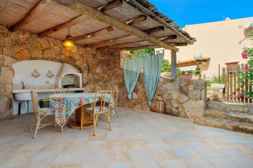 Exterior view, La casa nella roccia in Baja Sardinia Exterior view, La casa nella roccia in Baja Sardinia