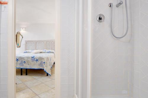 Bathroom, La casa nella roccia in Baja Sardinia Bathroom, La casa nella roccia in Baja Sardinia
