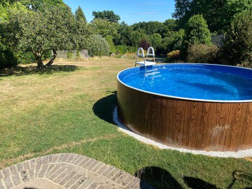 Rozel, Ashdown Forest views, huge garden, family friendly in East Grinstead Rozel, Ashdown Forest views, huge garden, family friendly in East Grinstead