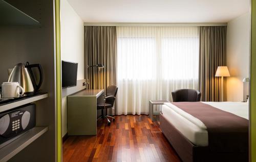 Guestroom, Holiday Inn Zurich Messe in 11. Affoltern-Oerlikon-Seebach Guestroom, Holiday Inn Zurich Messe in 11. Affoltern-Oerlikon-Seebach