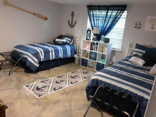 Guestroom, Nana's Cheerful cottage in June Park (FL) Guestroom, Nana's Cheerful cottage in June Park (FL)
