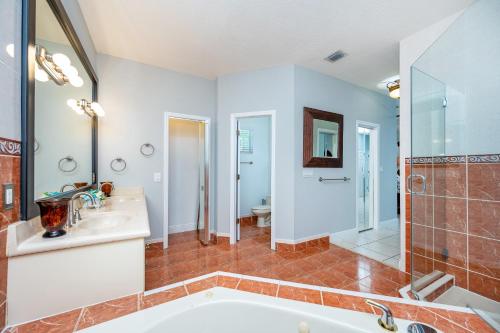 Cheerful 3 bedrooms residential home with parking. in Tamiami Cheerful 3 bedrooms residential home with parking. in Tamiami