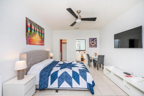 Adorable 1 bedroom studio with private entrance. in Tamiami Adorable 1 bedroom studio with private entrance. in Tamiami