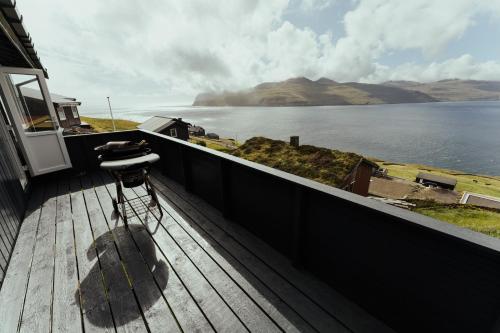 מרפסת, Cozy 2-bedroom house with a fantastic view in Hósvík מרפסת, Cozy 2-bedroom house with a fantastic view in Hósvík