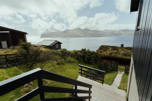 מרפסת, Cozy 2-bedroom house with a fantastic view in Hósvík מרפסת, Cozy 2-bedroom house with a fantastic view in Hósvík