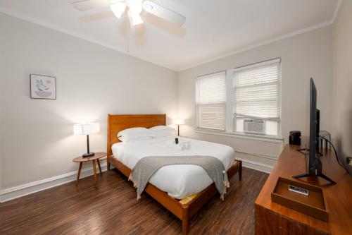 Historic HP Studio with Fast Transit to UChicago & DT by Zen Rentals in Hyde Park Historic HP Studio with Fast Transit to UChicago & DT by Zen Rentals in Hyde Park