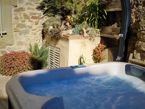 Pezsgőfürdő, Demeure vigneronne de charme Pays CATHARE Carcassonne Jacuzzi in Blomac Pezsgőfürdő, Demeure vigneronne de charme Pays CATHARE Carcassonne Jacuzzi in Blomac