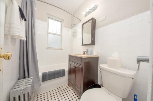 Historic HP Studio with Fast Transit to UChicago & DT by Zen Rentals in Hyde Park Historic HP Studio with Fast Transit to UChicago & DT by Zen Rentals in Hyde Park