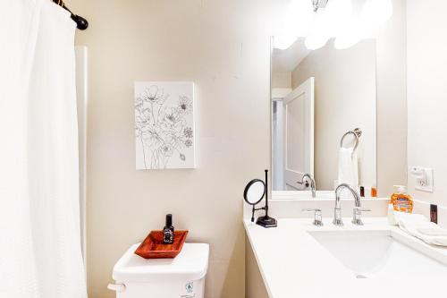 Modern Gem in Gypsum in Gypsum (CO) Modern Gem in Gypsum in Gypsum (CO)