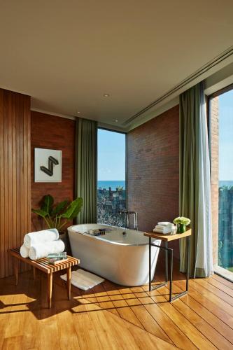 Badezimmer, Potato Head Suites & Studios - CHSE certified in Bali Badezimmer, Potato Head Suites & Studios - CHSE certified in Bali