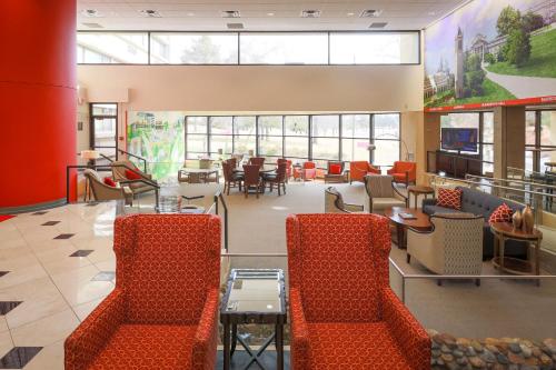 Lobby, Gateway Hotel and Conference Center in Ames (IA) Lobby, Gateway Hotel and Conference Center in Ames (IA)