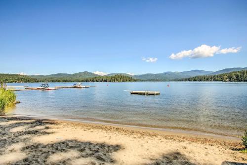 Charming Cabin on Newman Lake with Boat Dock! in 리버티 레이크 (WA) Charming Cabin on Newman Lake with Boat Dock! in 리버티 레이크 (WA)