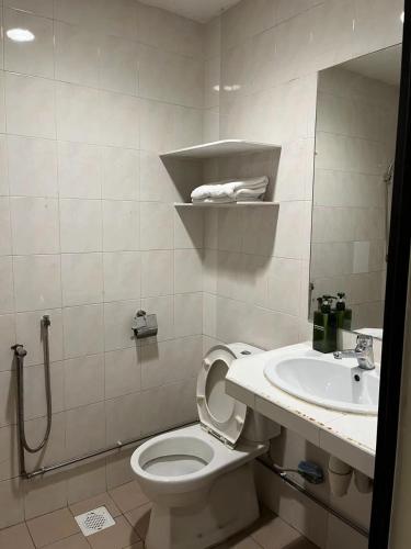 Bathroom, Mountbatten Hotel in East Coast Bathroom, Mountbatten Hotel in East Coast