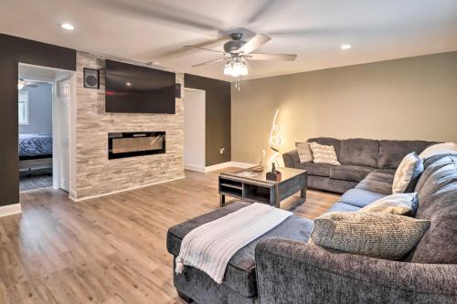 Chic Long Pond Family Home with Fire Pits and Deck! in 에메랄드 레이크 Chic Long Pond Family Home with Fire Pits and Deck! in 에메랄드 레이크