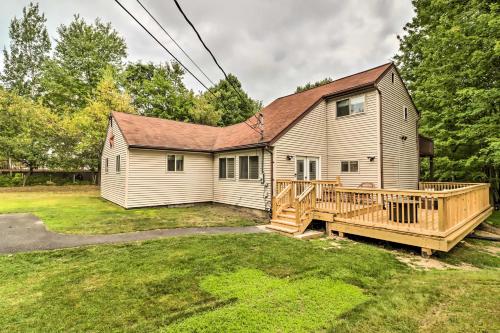 Chic Long Pond Family Home with Fire Pits and Deck! in 에메랄드 레이크 Chic Long Pond Family Home with Fire Pits and Deck! in 에메랄드 레이크