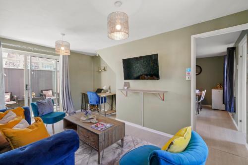 Shared lounge/TV area, BridgeCity Cheerful 3 bedroom home in Nuneaton in Nuneaton Shared lounge/TV area, BridgeCity Cheerful 3 bedroom home in Nuneaton in Nuneaton